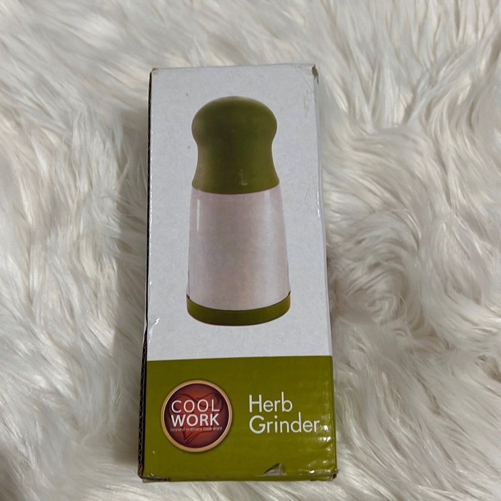 NIB herb grinder
